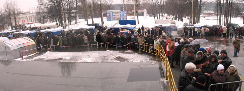 Длинная очередь на Банный Остров